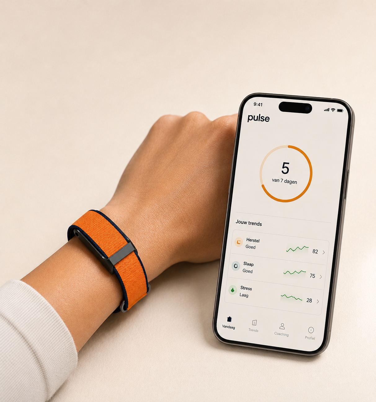 Persoon checkt de Pulse app en gaat trainen